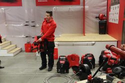 Конференция Milwaukee 2019 Дублин M18 FFSDC Fuel прочистная машина дренажный канал аккумуляторная напольная бесщеточный двигатель